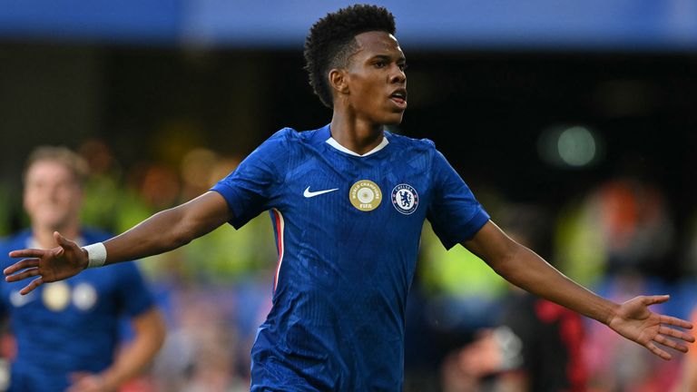 Estêvão Willian celebrating